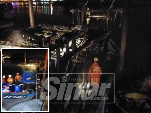 Bot pukat tunda di jeti nelayan dekat Pusat Perdagangan Pontian hangus terbakar. (Gambar kecil: Anggota bomba memeriksa keadaan bot yang hangus terbakar.)