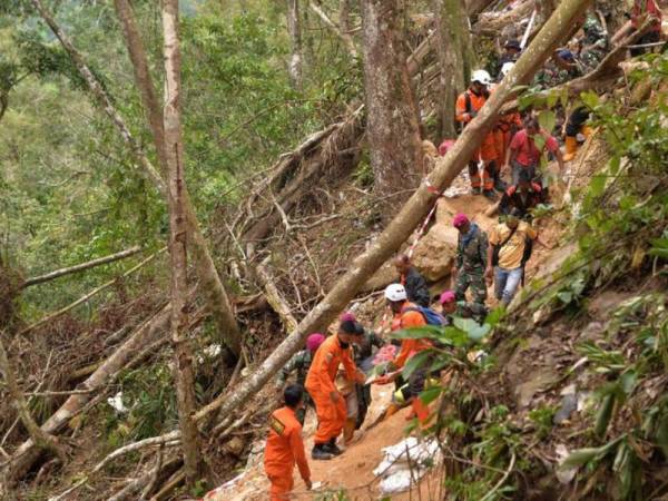 Pasukan penyelamat membawa keluar mangsa dari lombong yang runtuh itu.