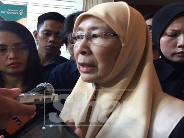 Wan Azizah ketika bercakap kepada pemberita, hari ini. 