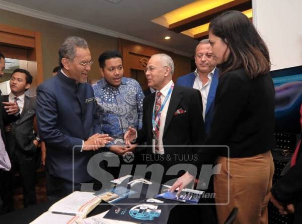 Dzulkefly (tengah) melawat pusat pameran di Simposium Antarabangsa Onkologi dan Perubatan Fizik 2019, hari ini.