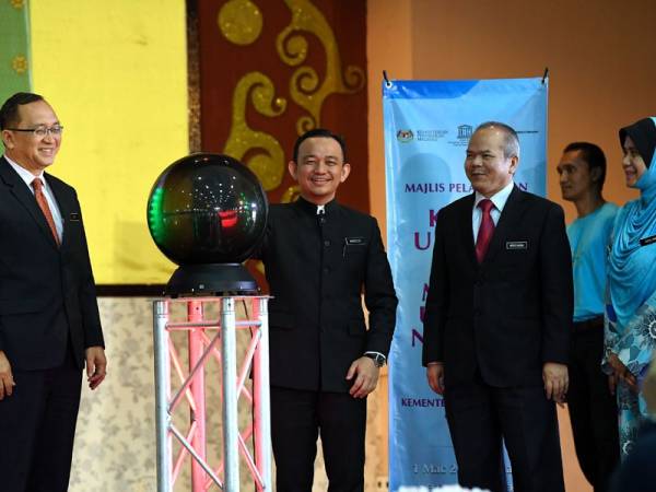 Dr Maszlee melancarkan Kelab UNESCO dan Model United Nation (MUN) sekolah-sekolah Kementerian Pendidikan Malaysia di Sekolah Seri Puteri hari ini. - Foto Bernama