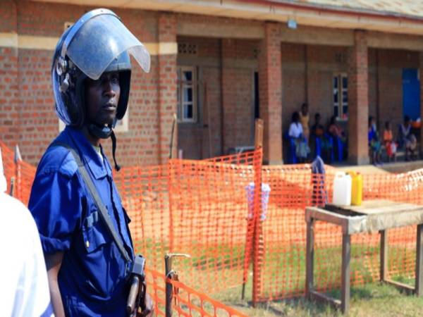 Seorang anggota polis berkawal di.luar pusat rawatan Ebola di bandar Beni.