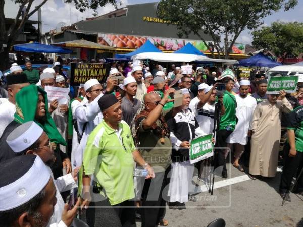 Sebahagian orang ramai yang hadir pada himpunan itu mesekipun di bawah cuaca panas.