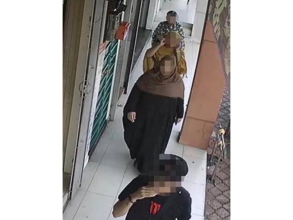 Suspek yang berjaya dirakam CCTV.