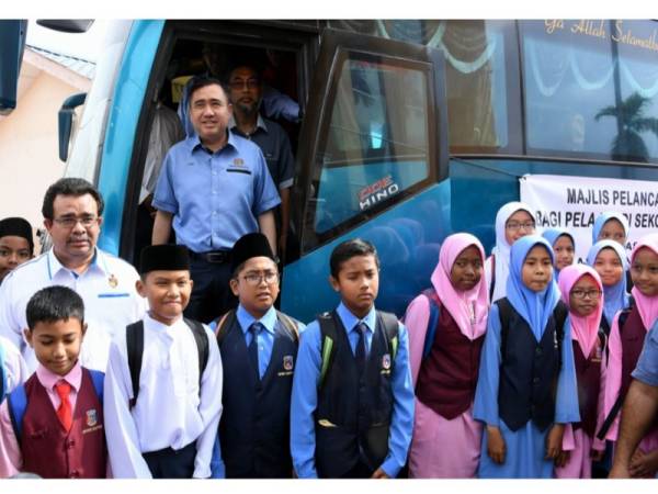 Anthony Loke bergambar bersama sebahagian pelajar sekolah selepas melancarkan Perkhidmatan Bas Percuma Bagi Pelajar-Pelajar Sekolah Terpilih Daerah Jelebu dan Jempol hari ini. - Foto Bernama
