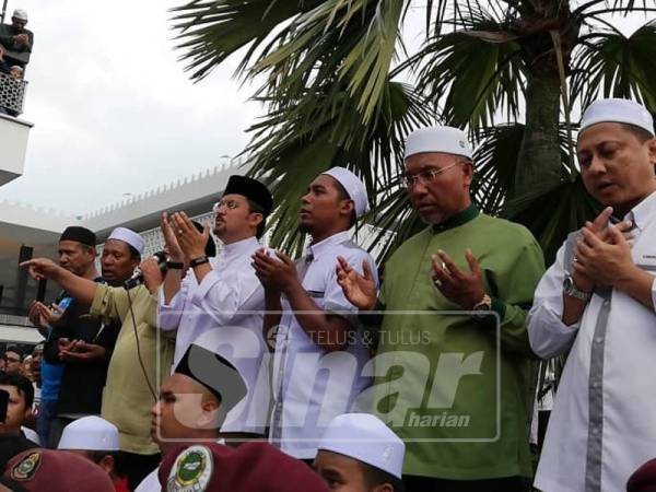 Asyraf Wajdi dan Idris berkongsi pentas di Himpunan Aman Ancaman Kepada Kedaulatan Islam di Masjid Negara, hari ini.