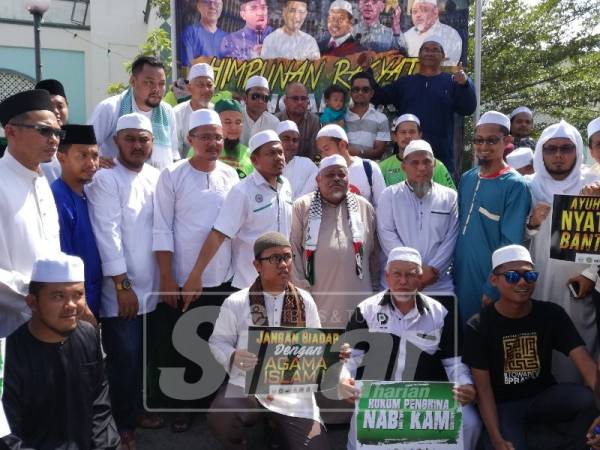 Abdullah (tengah) bersama pimpinan Pas dan Umno negeri bergambar bersama pada himpunan berkenaan