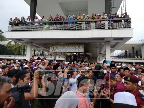 Peserta-peserta yang menberikan sokongan di Himpunan Aman Ancaman Kepada Kedaulatan Islam di Masjid Negara, hari ini.