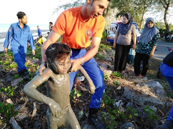 Tubuh kanak-kanak Rohingya ini diselaputi selut ketika cuba menyeberangi kawasan selut untuk ke pantai. FOTO: ehsan APM Perlis