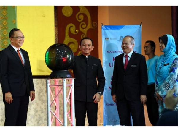 Maszlee melancarkan Kelab UNESCO dan Model United Nation (MUN) sekolah-sekolah Kementerian Pendidikan Malaysia di Sekolah Seri Puteri hari ini. - Foto Bernama