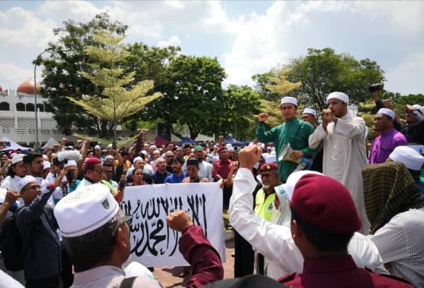  Bantahan Hina Nabi Muhammad SAW berlangsung di hadapan Masjid Sultan Idris Shah II (Masjid Negeri), hari ini.