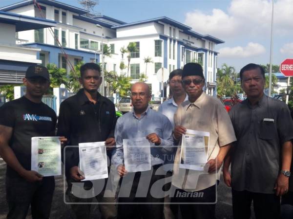 Syed Othman (tiga, kiri) selepas membuat laporan polis di Ibu Pejabat Polis Daerah Seri Alam