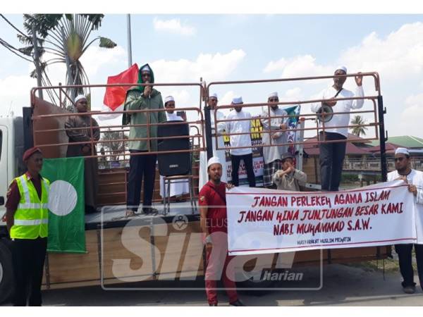 Nurul Amin ketika menyampaikan ucapannya di hadapan lebih 100 penduduk yang berhimpun di Dataran Medan Selera Kerpan, Jerlun.