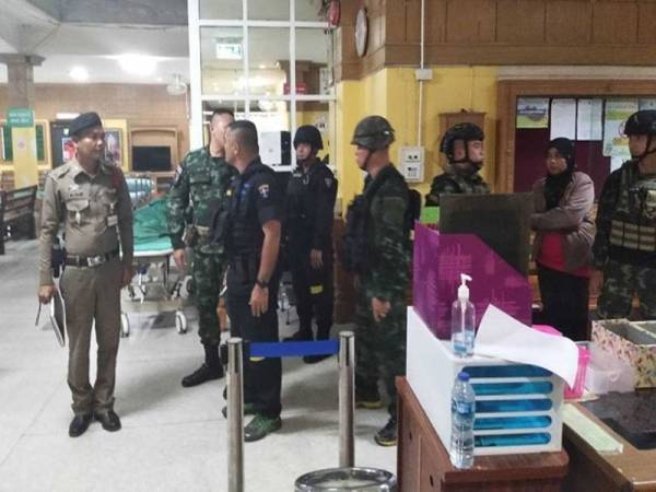 Pegawai berkumpul di sebuah hospital tempatan di Narathiwat, di mana mangsa dihantar selepas ditembak.