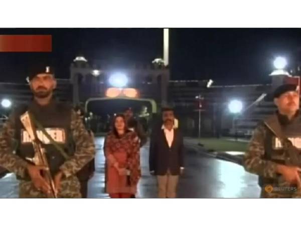 Rakaman Pakistani TV menunjukkan Komander Udara Abhinandan Varthaman bersedia melintasi sempadan. - Foto Reuters