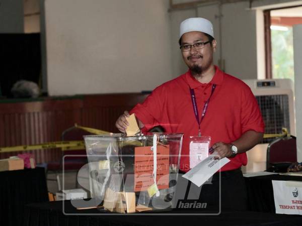 Nik Aziz Afiq membuang undi di Pusat Mengundi,Dewan Orang Ramai Semenyih. - Foto Sinar Harian ZAHID IZZANI