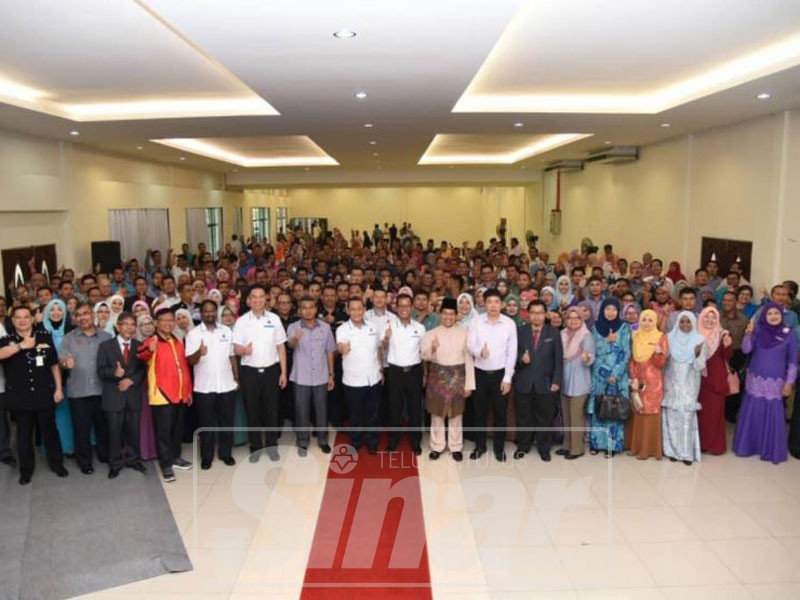  Aminuddin (tengah) bersama kakitangan Jabatan Pentadbiran Daerah Seremban.