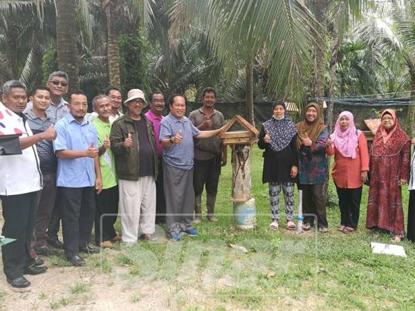 Ahmad (tengah) melawat ladang kelulut di Ayer Baloi. 