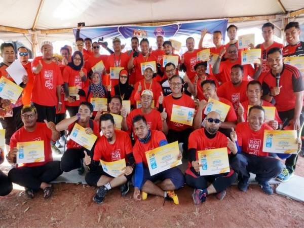 Timbalan Menteri Kewangan, Datuk Amiruddin Hamzah (duduk, tengah) bergambar bersama sebahagian peserta pada Program Fun Ride Kawasan Rukun Tetangga (KRT) Taman Pulasan hari ini. - Foto Bernama