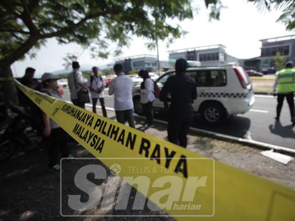 Petugas pilihan raya dan anggota keselamatan mengawal aktiviti meraih undi. - Foto Sinar Harian oleh ZAHID IZZANI