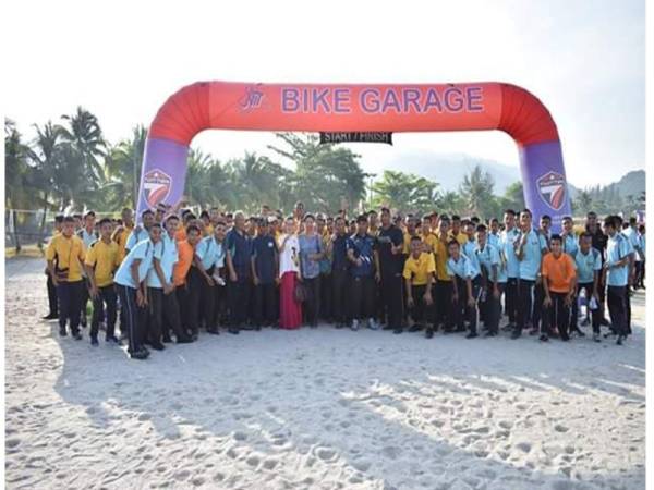 Sebahagian pelajar yang menyertai KVSM Annual Beach Run 2019.
