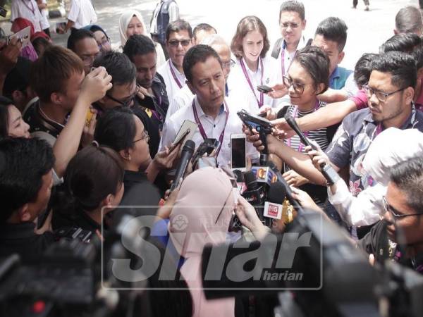 Azhar Azizan ditemui selepas membuat buang undi di Pusat Mengundi,SMK Bandar Rinching,Semenyih. - Foto Sinar Harian/ZAHID IZZANI
