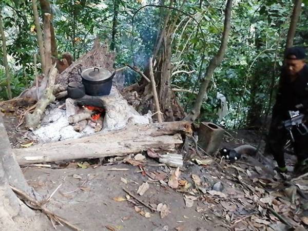  Seorang renjer separa tentera memeriksa tempat persembunyian pemisah di kaki gunung di mukim Lalor. 