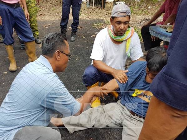 Mangsa ditemui dalam keadaan lemah oleh seorang penduduk kampung yang terlibat dalam operasi pencarian tersebut.