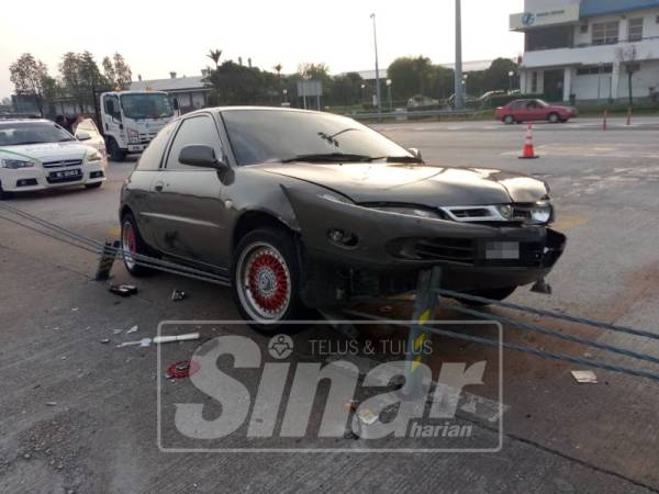 Kereta suspek telah tersangkut pada kabel pembahagi jalan semasa cuba melarikan diri.
