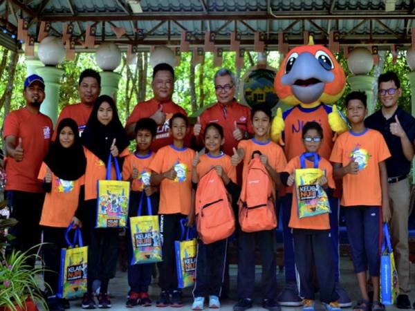 Menteri Pembangunan Usahawan, Datuk Seri Mohd Redzuan Md Yusof (belakang tengah) bersama pemenang Fun Run DT-X Run kategori Nuri Run pada Karnival Usahawan Durian Tunggal hari ini. - Foto Bernama
