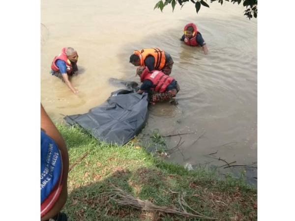 Mangsa ditemui pihak bomba. - Foto Ihsan Bomba