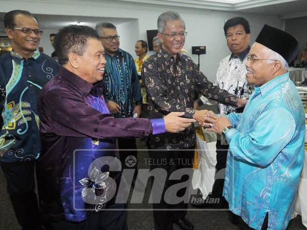 Timbalan Menteri Pengangkutan, Datuk Kamarudin Jaffar bersalaman dengan alumni diiringi oleh Pengerusi, Datuk Azis Yacub di majlis Makan Malam Tautan Kasih Alumni UKM 76/80. - Foto Sinar Harian/ROSLI TALIB