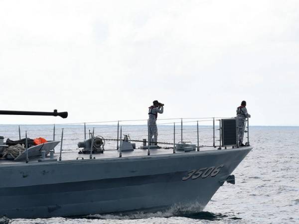 Anggota Tentera Laut Diraja Malaysia (TLDM) melakukan pencarian mangsa bot karam di perairan Sandakan hari ini. - Foto Bernama