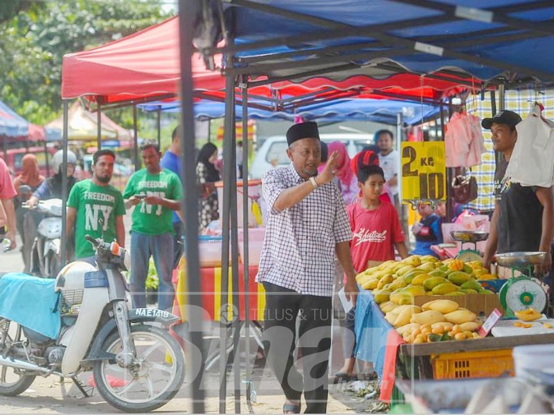 Zakaria hari ini meluangkan masa melawat peniaga dan orang ramai di Pasar Semenyih. - Foto Sinar Harian SHARIFUDIN ABDUL RAHIM