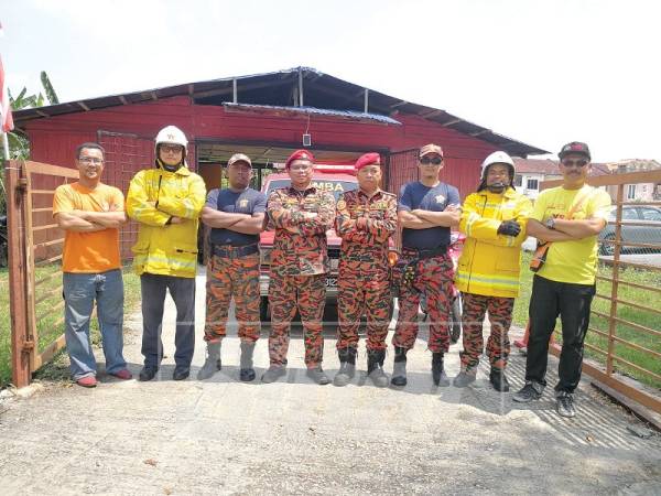 Azman (empat, kiri) bersama sebahagian anggota PBS Saujana Utama memerlukan dana orang ramai bagi menampung kos operasi dan pembelian peralatan baharu.