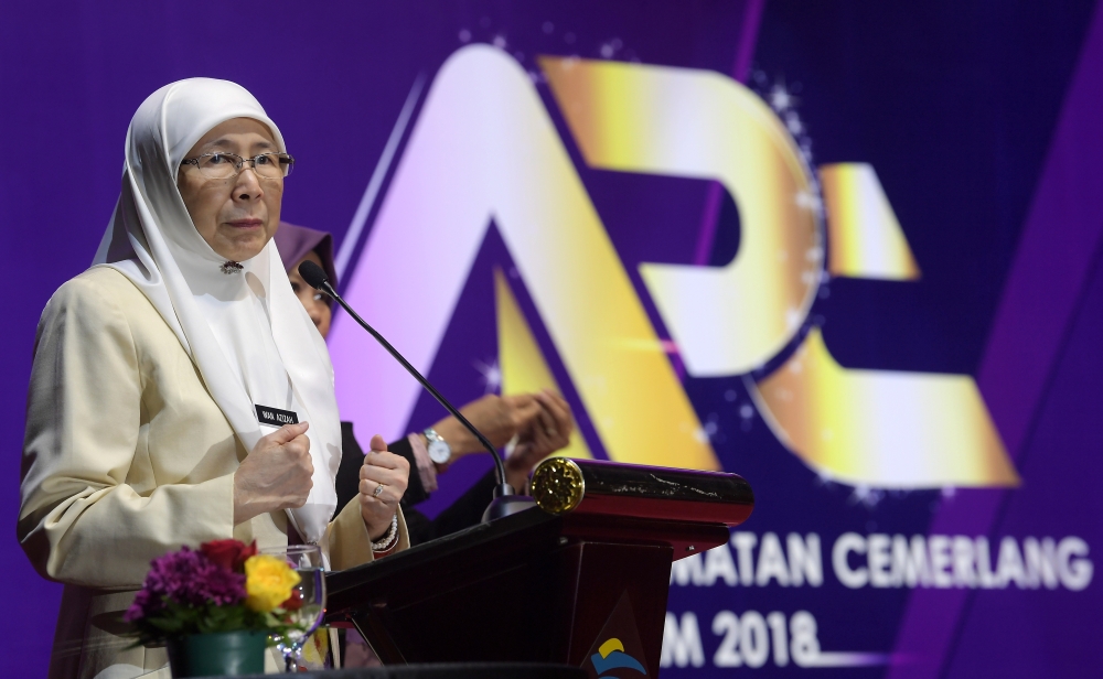 Wan Azizah ketika berucap pada Majlis Anugerah Perkhidmatan Cemerlang (APC) Tahun 2018 di Pusat Konvensyen Antarabangsa Putrajaya (PICC) hari ini. -Foto Bernama