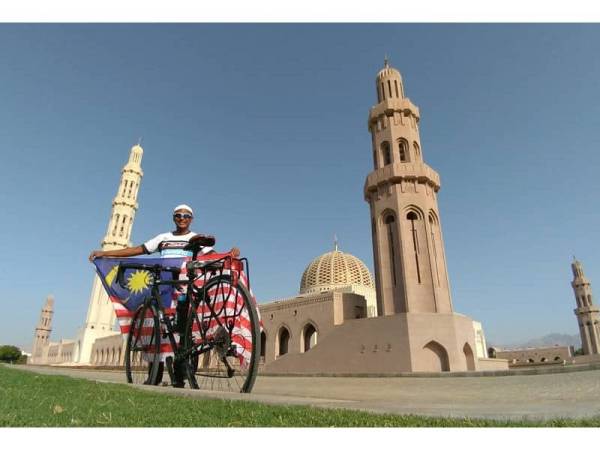 Gambar Kartun Bawa Bendera Malaysia Naik Basikal