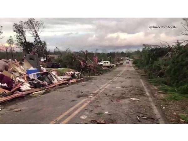 Puting beliung yang melanda Lee County di Alabama, semalam mengorbankan sekurang-kurangnya 23 nyawa.
