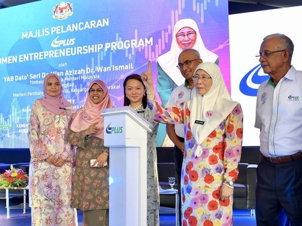 Timbalan Perdana Menteri Datuk Seri Dr Wan Azizah Wan Ismail (dua, kanan) yang juga Menteri Pembangunan Wanita, Keluarga dan Masyarakat melancarkan Bazar Keusahawanan Wanita PLUS di kawasan Rehat dan Rawat Dengkil (Arah Selatan) hari ini. - Foto Bernama