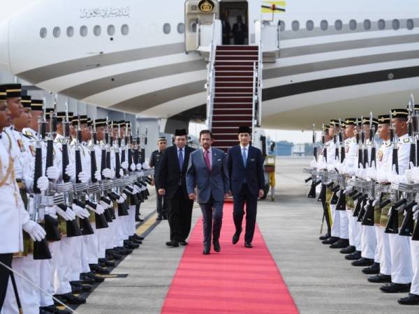 Sultan Brunei Darussalam, Sultan Hassanal Bolkiah ketika tiba di Pengkalan Udara Tentera Udara Diraja Malaysia (TUDM) Subang, hari ini. - Foto: Bernama