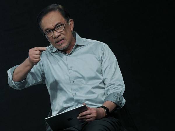 Anggota Parlimen Port Dickson, Datuk Seri Anwar Ibrahim ketika bercakap pada Sesi Dialong 'Digital Native Agenda (DNA23)' oleh Anwar Ibrahim, di Studio 1 Astro All Asia Broadcast Centre, hari ini. - Foto Bernama