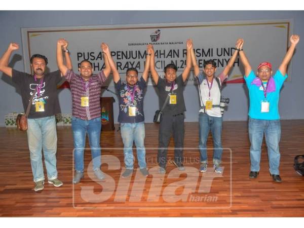 Gambar kenangan yang kami rakamkan semasa bertugas dan sesudah selesai PRK Semenyih diadakan, Sabtu lalu. - Foto Sinar Harian/SHARIFUDIN ABDUL RAHIM