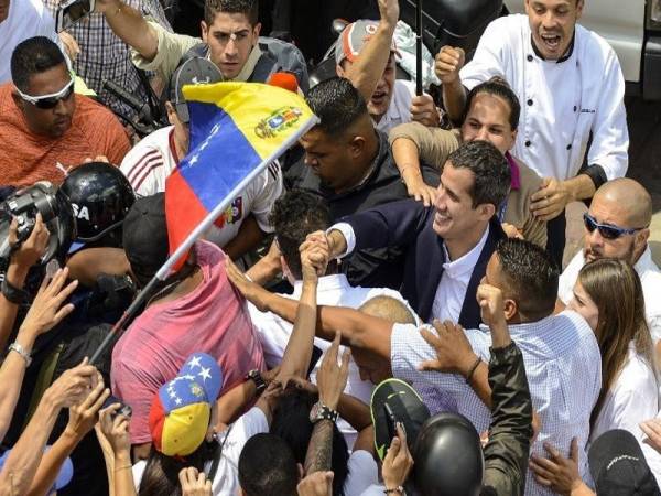 Kepulangan Guaido ke Caracas disambut ribuan penyokongnya. - Foto AFP