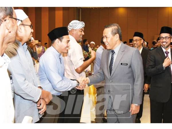 Amiruddin bersalaman dengan tetamu yang hadir.