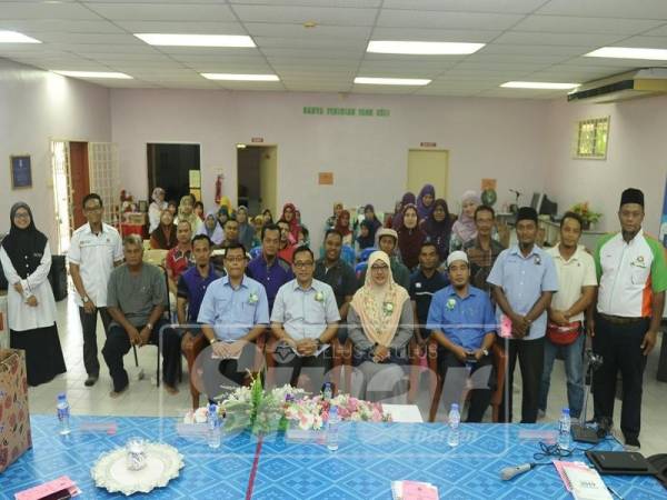 Mohd Khuzzan (duduk, dua kiri) ketika merasmikan mesyuarat PIBG SK Padang Sari, Batu Pahat.