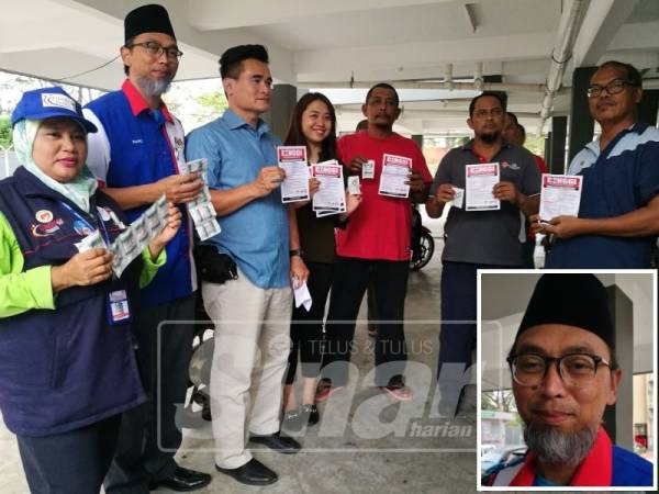 Zulkifly (dua,kiri) bersama Adun Johor Jaya (empat, kiri) mengedarkan risalah kesedaran tentang denggi kepada penduduk di sekitar pangsapuri, semalam. (Gambar kecil: Zulkifly)