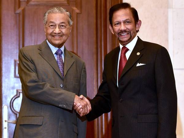 Perdana Menteri Tun Dr Mahathir Mohamad (kiri) bersama Sultan Brunei Darussalam Sultan Hassanal Bolkiah mengadakan pertemuan ulung di bawah rangka kerja Perundingan Tahunan Pemimpin Malaysia-Brunei di pejabatnya di Bangunan Perdana Putra hari ini. - Foto Bernama