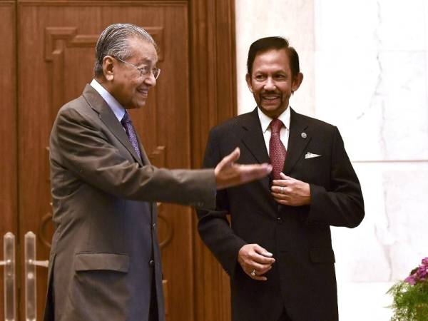 Perdana Menteri Tun Dr Mahathir Mohamad menyambut ketibaan Sultan Brunei Sultan Hassanal Bolkiah bagi mengadakan pertemuan ulung di bawah rangka kerja Perundingan Tahunan Pemimpin Malaysia-Brunei di pejabatnya di Bangunan Perdana Putra hari ini. - Foto Bernama