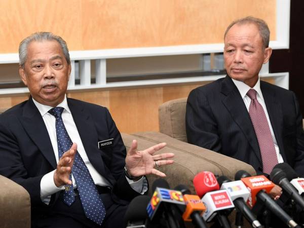 Muhyiddin (kiri) semasa sesi sidang media selepas Penyerahan Watikah Pelantikan Ahli-ahli Suruhanjaya Siasatan Diraja (RCI) mengenai penemuan Kem Penempatan Sementara dan Kubur di Wang Kelian, Perlis di Kementerian Dalam Negeri hari ini. - Foto Bernama