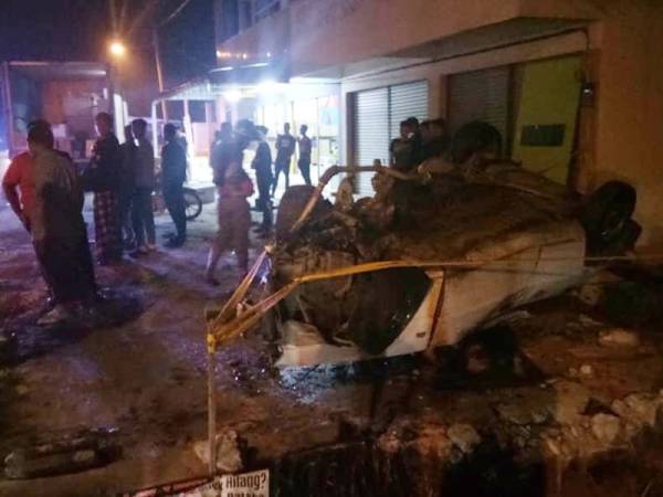 Keadaan kereta milik mangsa ayng terlibat dalam kemalangan di Jalan Tiong Peringat dekat Masjid Tiong, jam 12.45 malam tadi. - Foto kiriman pembaca.